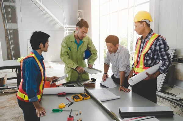 Grupo Ingenieros Técnicos Arquitectos Que Planean Sobre Plan Construcción Con —  Fotos de Stock