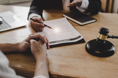 hukuki danışmanlar, noter veya adalet avukat Sözleşme belge mahkeme ofis, iş, adalet Hukuku, sigorta ve hukuki hizmet anlayışı içinde masa üzerinde müşteri ve ahşap Yargıç tokmak ile tartışıyor