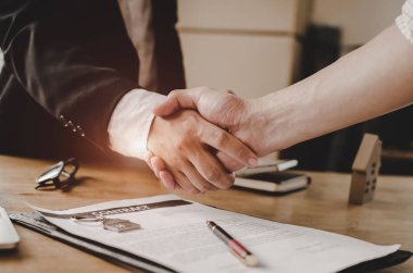 Emlakçı ofis, iş, yatırım, ev kredisi sözleşmesi, ev satın almak için sözleşme imzalama sonra Emlak broker Yöneticisi el sallamak ile genç adam müşteri satın almak ve satmak ev kavramı