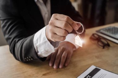 Emlak Komisyoncu evin anahtarı emlakçı office, yatırım, ev kredisi sözleşmesi, ev satın almak için sözleşmenin imzalanmasından sonra müşteriye vererek Yöneticisi satın alma ev, gayrimenkul ve sigorta kavramı