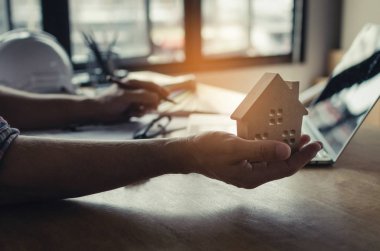 profesyonel mimar, mühendis veya iç gözden geçirme blueprint dizüstü bilgisayar ve holding ev modeli ile evde ofis, inşaat, mühendislik, sanayi, yüklenici ve iş kavramı