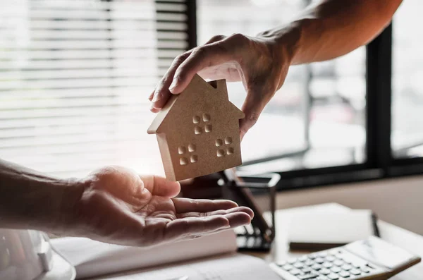 Administrador Corredor Bienes Raíces Dando Modelo Casa Cliente Después Firmar — Foto de Stock