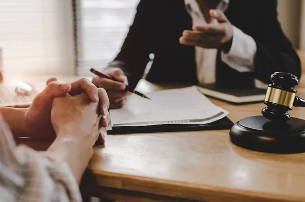 hukuki danışmanlar, noter veya adalet avukat Sözleşme belge mahkeme ofis, iş, adalet Hukuku, sigorta ve hukuki hizmet anlayışı içinde masa üzerinde müşteri ve ahşap Yargıç tokmak ile tartışıyor