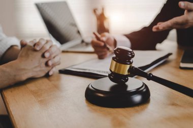 hukuki danışmanlar, noter veya adalet avukat Sözleşme belge mahkeme ofis, iş, adalet Hukuku, sigorta ve hukuki hizmet anlayışı içinde masa üzerinde müşteri ve ahşap Yargıç tokmak ile tartışıyor