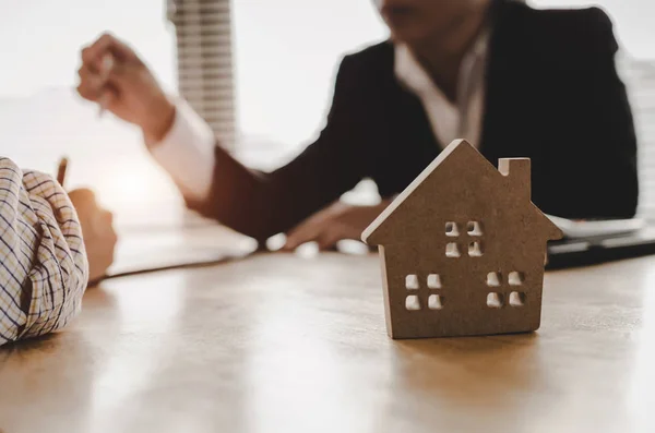Immobilienmakler Manager Übergibt Schlüssel Kunden Nach Unterzeichnung Des Kaufvertrages Für — Stockfoto