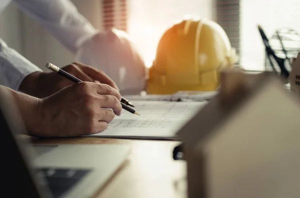 Equipe Profissional Arquiteto Engenheiro Interior Mãos Desenho Com Planta Mesa — Fotografia de Stock