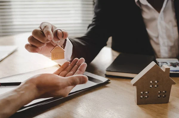 Administrador Corredor Bienes Raíces Dando Llave Casa Cliente Después Firmar — Foto de Stock