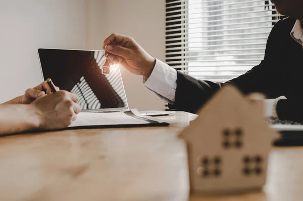 Immobilienmakler Manager Übergibt Schlüssel Kunden Nach Unterzeichnung Des Kaufvertrages Für — Stockfoto