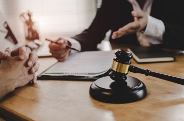 hukuki danışmanlar, noter veya adalet avukat Sözleşme belge mahkeme ofis, iş, adalet Hukuku, sigorta ve hukuki hizmet anlayışı içinde masa üzerinde müşteri ve ahşap Yargıç tokmak ile tartışıyor