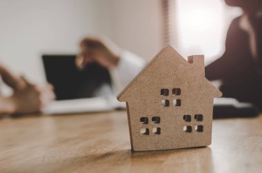 Emlak broker Yöneticisi veren anahtarları ev modeli, yatırım, ev kredisi sözleşmesi, arkasında emlakçı ofisinde ev satın almak için sözleşme imzalama sonra müşteri için satın almak ve satmak ev kavramı