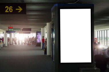 yukarıya dikey boş reklam billboard veya ışıklı vitrin havaalanında bekleyen insanlarla alay, alan metin mesajı veya medya içeriği, reklam, ticari ve pazarlama kavramı kopya