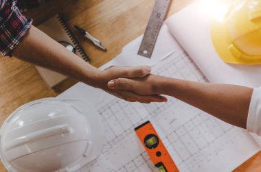 üstten görünüm inşaat işçisi takım yüklenici elini sıkmak inşaat site oluşturma, ekip çalışması, ortaklık, sanayi Konsept proje sözleşme tebrik başlatmak için iş görüşme bittikten sonra