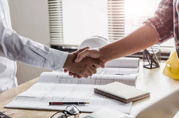 İnşaat işçisi takım eller yukarı başlangıç tebrik için Danışma toplantı sonrasında sallayarak ofis merkezi inşaat sitesi, ekip çalışması, ortaklık ve Yüklenici kavramı, yeni proje sözleşmede planı
