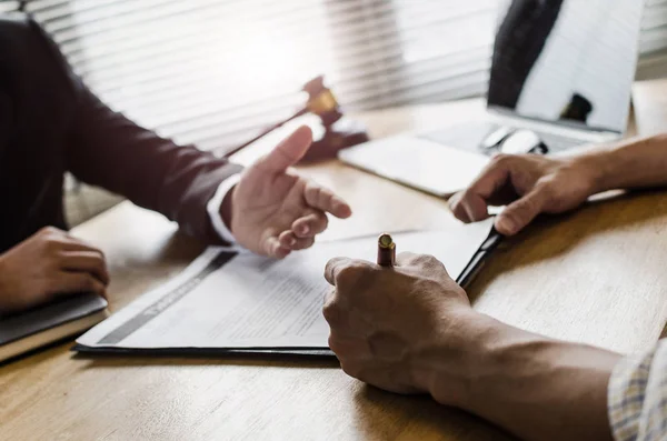 Cliente Cliente Firma Contratto Discutere Affari Con Consulenti Legali Notaio — Foto Stock