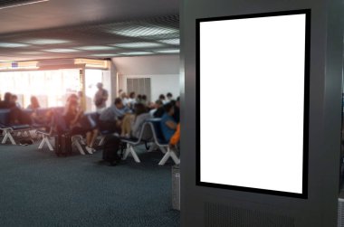 yukarıya dikey boş reklam billboard veya ışıklı vitrin havaalanında bekleyen insanlarla alay, alan metin mesajı veya medya içeriği, reklam, ticari ve pazarlama kavramı kopya