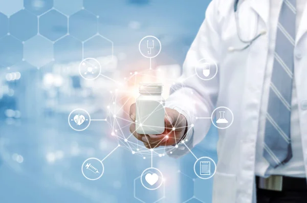 Genç eczacı doktor hastane arka plan, sağlık eczane, tıbbi yenilik, geleceğin teknolojisi konsept veri dijital simgesi hologram ile beyaz ilaç şişesi tutan stetoskop el ile