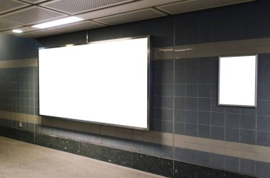 büyük boş reklam Pano duvar kopya alanı için kısa mesaj veya medya ve içerik metro ile tren istasyonu veya Havaalanı, bilgi yönetim kurulu, afiş, pazarlama ve reklam kavramı