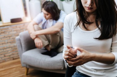 Ağlama ve yüzüğünü oturan kanepede birlikte, dövüşten sonra onun içinde ev iç arkasında koca arıyorum üzüntü genç Asya karısı seviyorum, Çift, Aile sorunları ve ilişki kavramı boşanma