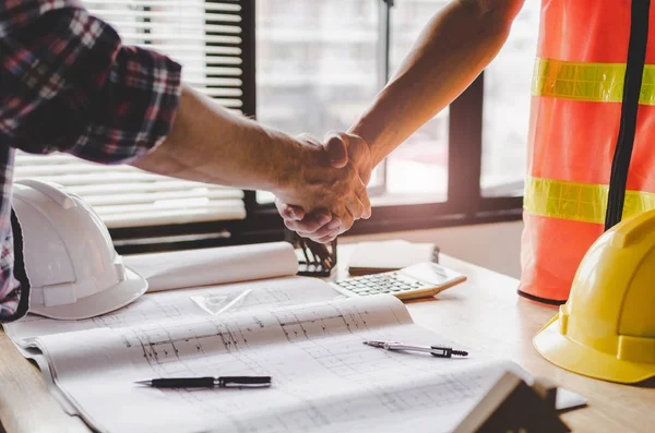 Equipe Trabalhadores Construção Mãos Tremendo Após Reunião Consulta Para Cumprimentar — Fotografia de Stock