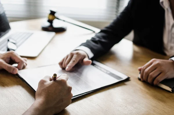 sözleşme imzalama ve mahkeme ofis, yasal hizmet kavramı masa üzerinde yasal danışmanlar, dizüstü bilgisayar ve ahşap Yargıç tokmak ile noter veya adalet avukat ile iş tartışırken istemci müşteri