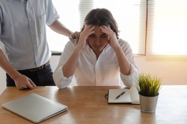 Genç Asyalı iş adamı hayat ile ilgili sorunlar hakkında onun en iyi arkadaşı ve oturma teşvik destek ev ofis, üzgün ateş iş, teşvik, işsizlik, finans ve yatırım kavramı