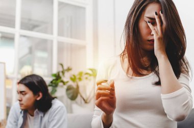 Ağlama ve yüzüğünü oturan kanepede birlikte, dövüşten sonra onun içinde ev iç arkasında koca arıyorum üzüntü genç Asya karısı seviyorum, Çift, Aile sorunları ve ilişki kavramı boşanma