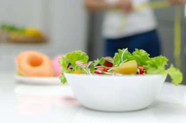 sağlıklı taze karışımı ile lezzetli sırlı donuts masa mutfak iç house, vejetaryen, yaşam tarzı, vegan, sağlıklı, iyi, arka planda beyaz kase sebze salatası diyet yemekleri ve konsept iç