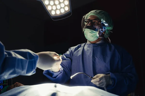 Médico Cirurgião Assistente Enviando Instrumento Cirúrgico Para Trabalho Mão Para — Fotografia de Stock