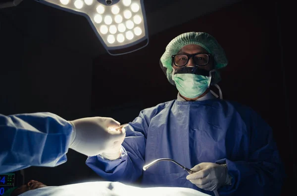 Médico Cirurgião Assistente Enviando Instrumento Cirúrgico Para Trabalho Mão Para — Fotografia de Stock
