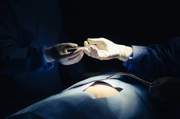 外科医生团队派出手术器械在医院手术室 医疗技术 保健癌症 疾病概念等为抢救病人手部工作 — 图库照片