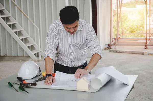 Arquitecto Profesional Ingeniero Dibujo Interior Con Plano Herramientas Mesa Conferencias —  Fotos de Stock