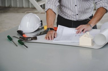 profesyonel mimar, mühendis veya iç kontrol planı ve ofis Merkezi inşaat alanında, müteahhitlik, inşaat, mühendislik ve ev tasarım konsepti konferans tablo araçları ile