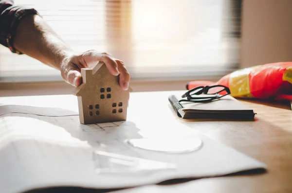 Hand Professionele Architect Ingenieur Interieur Met Huis Model Blauwdruk Werkplek — Stockfoto