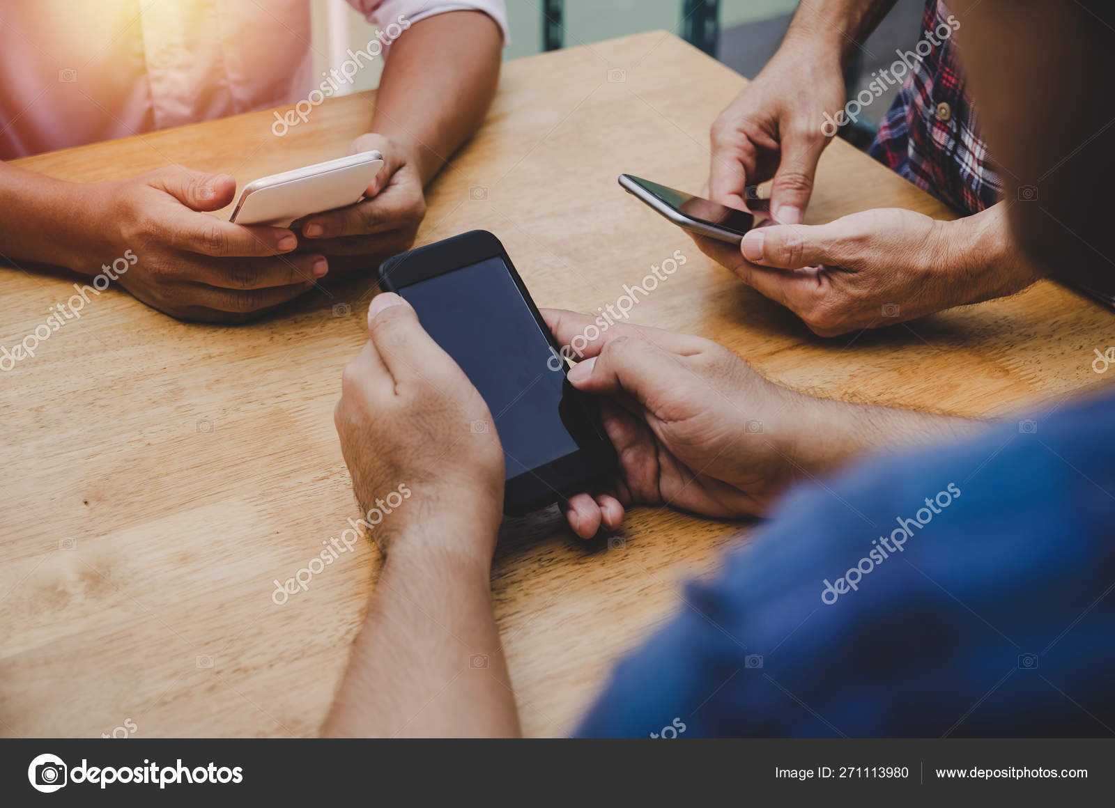Grupo De Jovens Amigos Segurando O Smartphone Nas Mãos Se