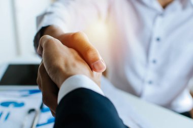 Ortaklık. ofiste toplantı odasında iş görüşmesi sonrası el sıkışan iki iş adamı, tebrikler, yatırımcı, başarı, görüşme, ortaklık, takım çalışması, finansal, bağlantı kavramı