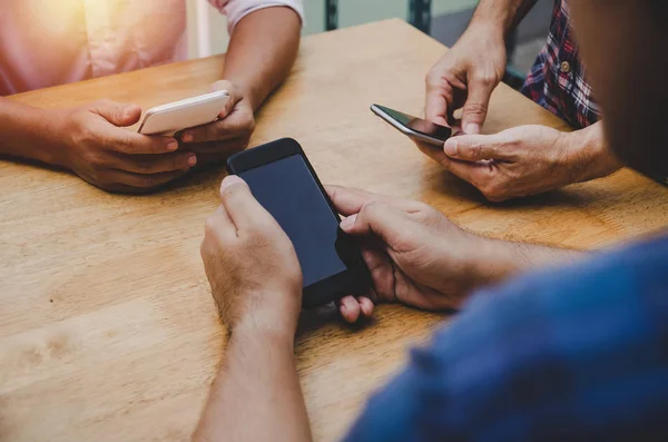 Grupo Amigos Jovens Mãos Usando Telefone Inteligente Jogando Redes Sociais — Fotografia de Stock