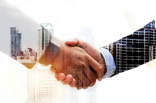 Partnerschaft Doppelbelichtung Bild Des Investors Geschäftsmann Handschlag Mit Partner Für — Stockfoto