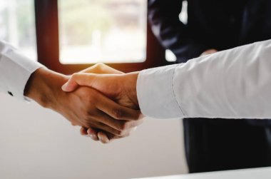- Anlaştık. Bir grup iş adamı iş toplantısını ofiste bitirdikten sonra el sıkışırken, tebrikler, yatırımcı, başarı, ortaklık, takım çalışması, finans ve bağlantı kavramı