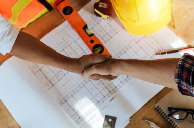 üstten görünüm inşaat işçisi takım yüklenici elini sıkmak inşaat site oluşturma, ekip çalışması, ortaklık, sanayi Konsept proje sözleşme tebrik başlatmak için iş görüşme bittikten sonra