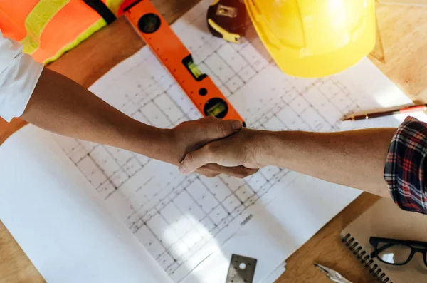 üstten görünüm inşaat işçisi takım yüklenici elini sıkmak inşaat site oluşturma, ekip çalışması, ortaklık, sanayi Konsept proje sözleşme tebrik başlatmak için iş görüşme bittikten sonra