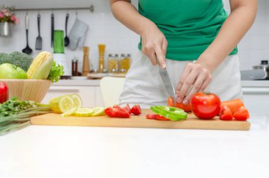 Diyet. Yeşil gömlek kesme pişirme ve bıçak genç güzel kadın mutfakta iyi sağlıklı için taze sebze salatası hazırlamak evde, sağlıklı yaşam, yemek pişirme, sağlıklı gıda ve diyet kavramı