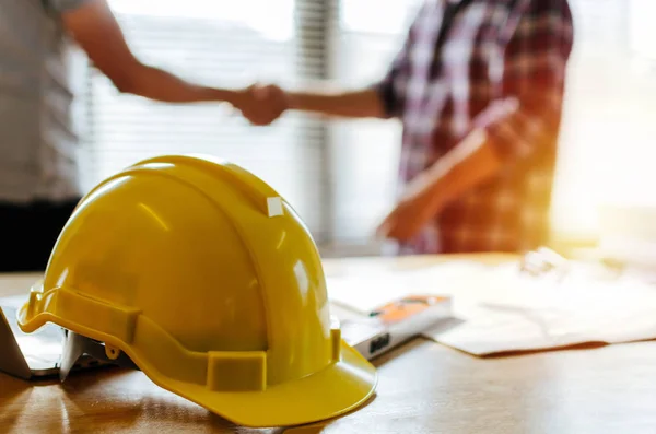 Equipe Trabalhadores Construção Mãos Tremendo Cumprimentando Plano Arranque Novo Contrato — Fotografia de Stock