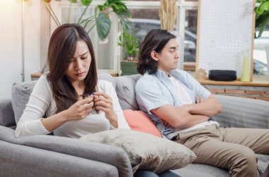 Ağlama ve yüzüğünü oturan kanepede birlikte, dövüşten sonra onun içinde ev iç arkasında koca arıyorum üzüntü genç Asya karısı seviyorum, Çift, Aile sorunları ve ilişki kavramı boşanma