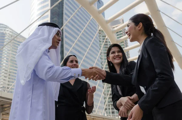 Deal Zapraszamy Grupa Uzgadniania Ludzi Biznesu Arabskiego Ukończeniu Nowego Projektu — Zdjęcie stockowe