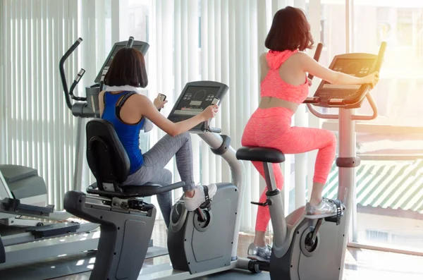 머신과 운동을하고 아시아 스포츠 여성의 백보기 건강을위한 아침에 피트니스 체육관에서 — 스톡 사진