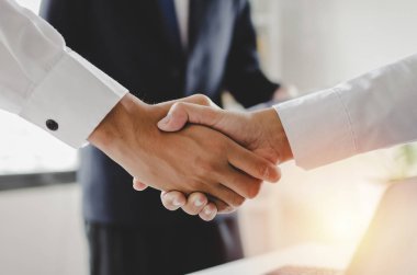- Anlaştık. Bir grup iş adamı iş toplantısını ofiste bitirdikten sonra el sıkışırken, tebrikler, yatırımcı, başarı, ortaklık, takım çalışması, finans ve bağlantı kavramı