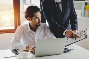 İş eğitimi. Genç stajyer adam çırak öğrenme ve ev ofisi, staj, Practicum, stajyer kavramı dizüstü bilgisayar üzerinde çalışan Pano ile yeni yönetici patron akıl hocası eğitim online çalışma