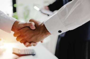 ofis toplantı odasında yeni iş sözleşmesi bitirdikten sonra el sıkışan iş adamları grubu, müzakere, tebrik, yatırımcı, başarı, ortaklık, takım çalışması ve finansal kavram