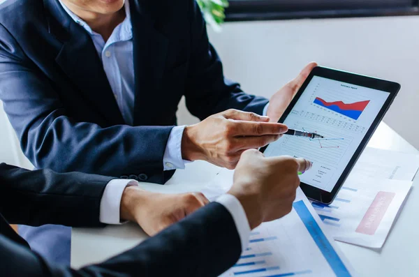 İş eğitimi. yeni yönetici patron akıl hocası genç stajyer çırak öğrenme istatistikleri grafik mobil tablet ile online iş öğretim ve evde ofis, staj, pratisyen, stajyer kavramı çalışma