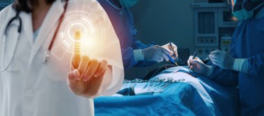 stetoskop el işaret ile kadın doktor hastanede ameliyathanede cerrah çalışma grubu ile sanal ekran arayüz düğmesi dokunmadan, acil durum, cerrahi ve tıbbi teknoloji kavramı